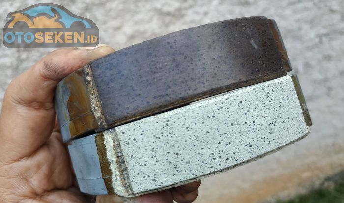 Permukaan kampas ganda 5 tahun pemakaian (berwarna gelap) bertekstur lebih keras dan licin dibandingkan yang baru (berwarna terang)