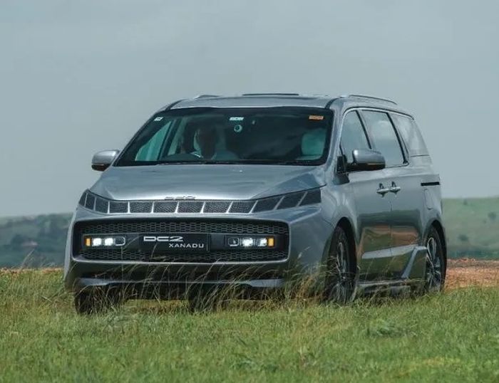 Tampilan eksterior modifikasi KIA Carnival ini bikin pangling dan terkesan aneh