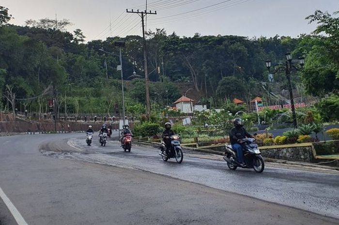 Jalan Jogja-Wonosari di tikungan Ngembes, Patuk, Gunung Kidul yang selalu basah air 