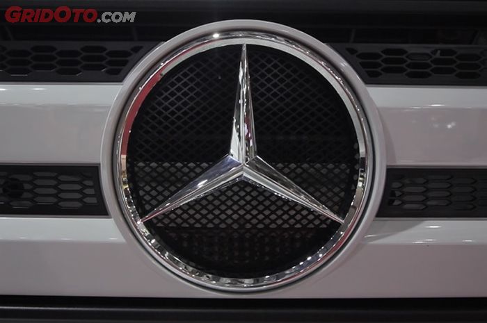 Logo Mercedes-Benz pada truk Axor 2528 R