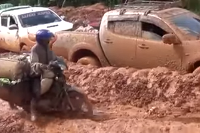 Pemotor nekat terabas jalanan mati di Papua