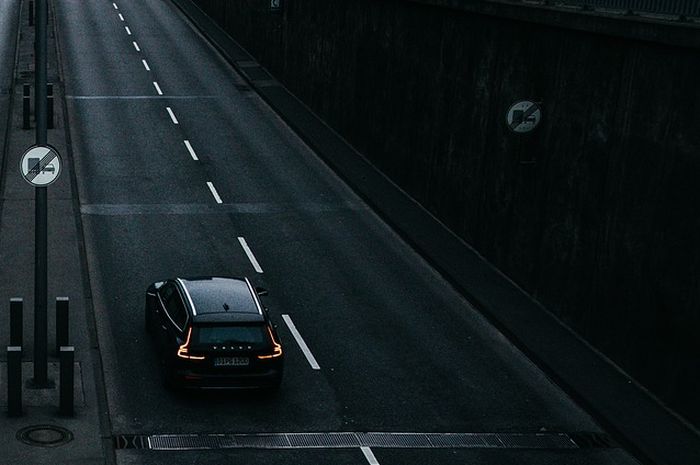 Mobil mogok sendirian di jalan tol