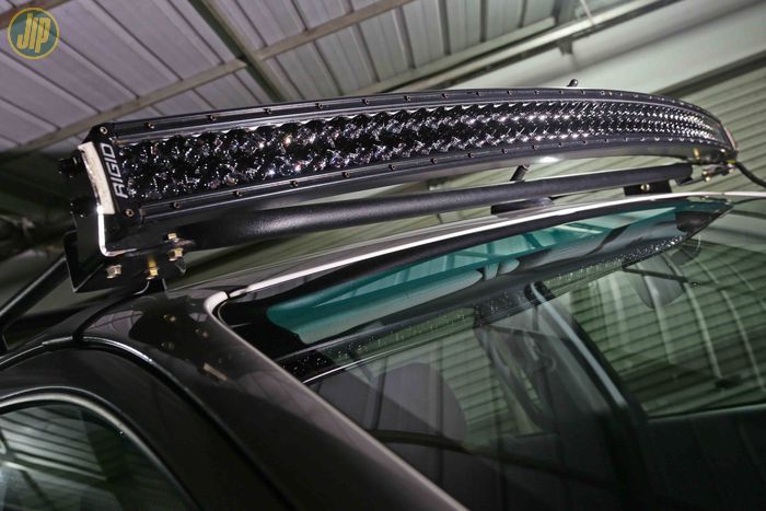 Bagian atap Toyota Hilux dipasangi led bar tipe curve 52 inci keluaran Rigid Industries. 