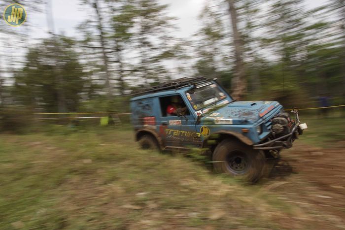 Untuk Suzuki Jimny standard, hindari menggunakan ban dan pelek yang terlalu lebar. Maksimum ban 31 inci dengan pelek selebar 6,5 - 7 inci.