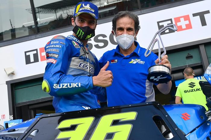 Joan Mir dan manajer tim Suzuki Ecstar, Davide Brivio merayakan finish di urutan ketiga MotoGP Emilia Romagna 2020