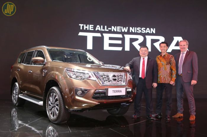 Jajaran direksi PT NMI dengan Nissan Terra