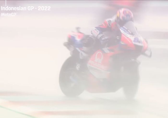 Jorge Martin (Pramac Racing) dan Pol Espargaro (Repsol Honda) melakukan aksi penyelamatan saat balapan di MotoGP Indonesia 2022