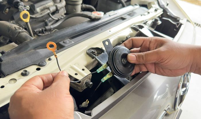 Suara klakson mobil sember gara-gara kena air, kenapa bisa begitu?