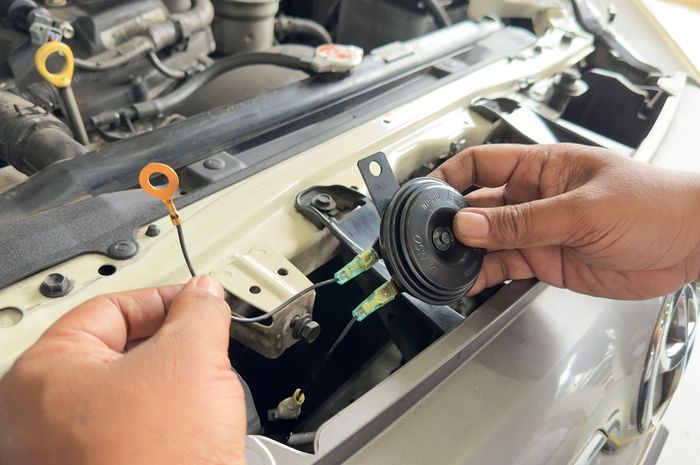 Suara klakson mobil sember gara-gara kena air, kenapa bisa begitu?