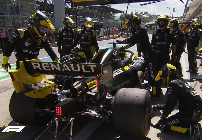 Pada lap ke-18 giliran pembalap Renault, Daniel Ricciardo yang tidak bisa melanjutkan balapan karena masalah mesin