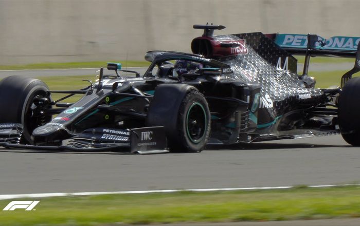 Lewis Hamilton juga mengalami pecah ban, tapi ia beruntung masih bisa memenangi balap F1 Inggris 2020
