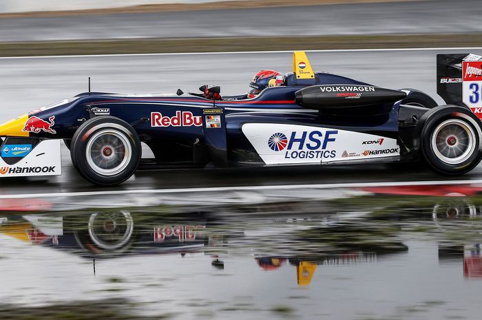 Max Verstappen punya pengalaman bagus di sirkuit Nurburgring dalam kondisi trek basah pada balap F3 Eropa 2014