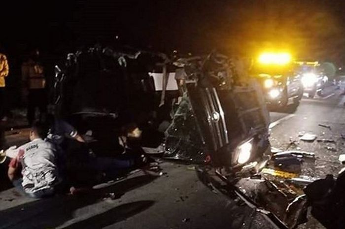 Daihatsu Luxio Terburai, Tiduran di Tengah Tol Cipali, Pindah Lajur Kiri Tabrak Belakang