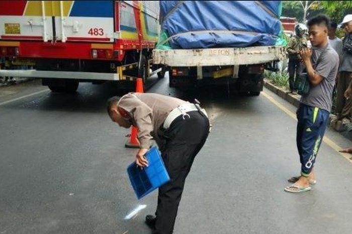 Balita yang membonceng motor meninggal dunia usai s=ban sebuah truk tronton lepas di jalan