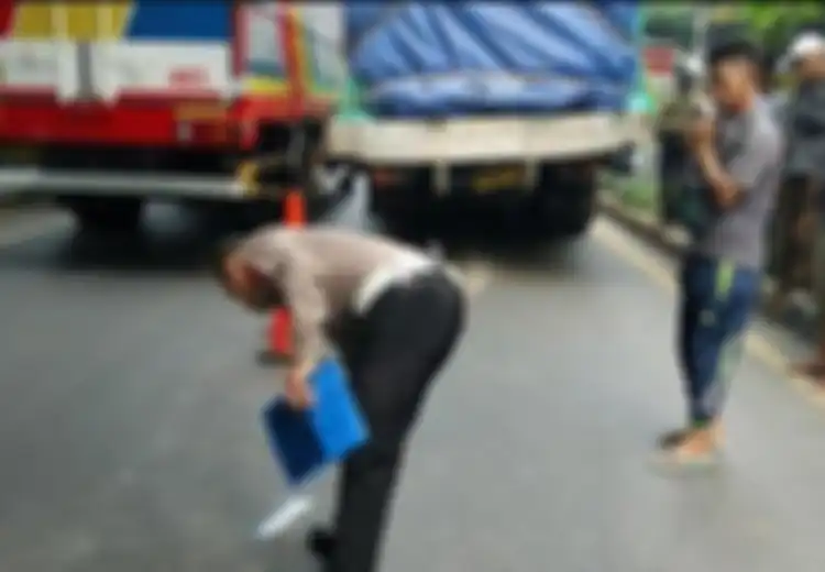 Petaka Ban Truk Tronton Tak Terpasang Kencang, Balita Bonceng BeAT Jadi Korban