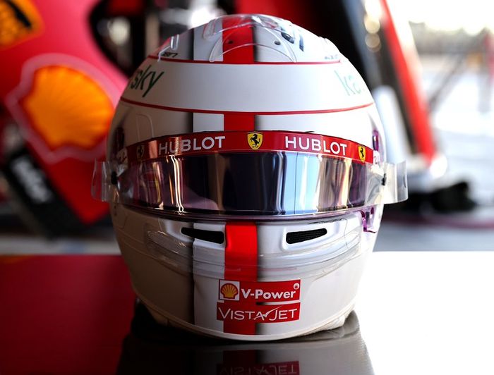 Leclerc menggunakan helm yang desain mirip seperti helm khas Sebastian Vettel sebagai kado perpisahan sekaligus penghormatan