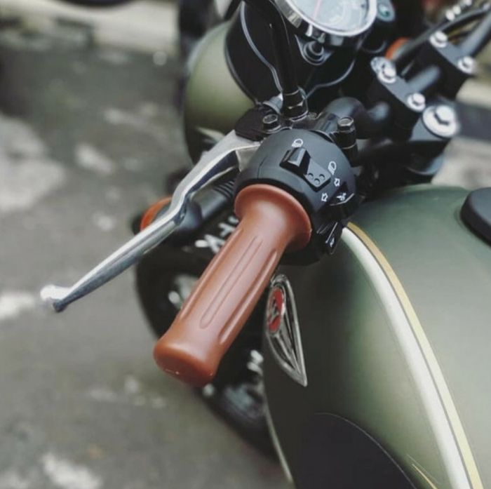 Handgrip Domino tipe scooter retro brown berpadu apik dengan W175, bikin kesan klasik semakin kuat