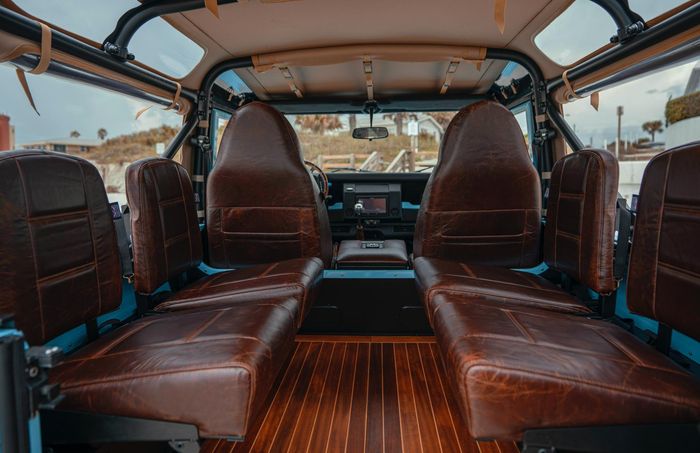 Nuansa kayu pada lantai dan kemudi menambah kesan mewah kabin.