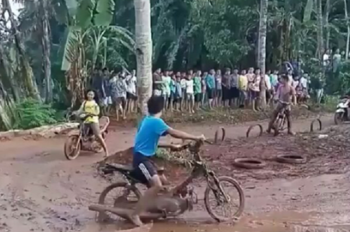 Balapan di trek lumpur