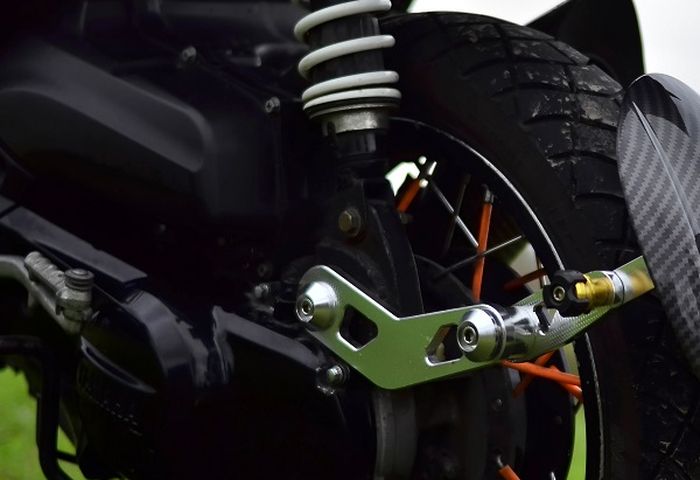 Sok belakang pakai peninggi dari plat baja setinggi 5 cm