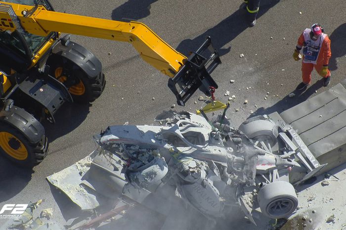Mobil milik Luca Ghiotto dievakuasi setelah terbakar akibat kecelakaan di race 2 F2 Rusia 2020