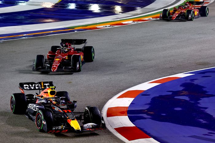 Sergio Perez juara F1 Singapura 2022 di depan dua pembalap tim Ferrari