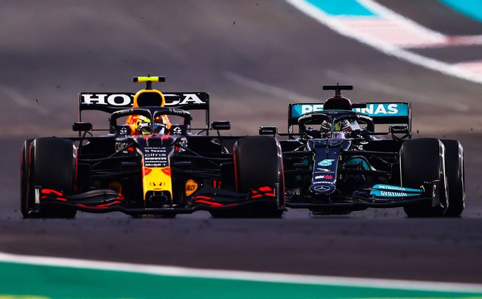 Sergio Perez berhasil menahan laju Lewis Hamilton di balap F1 Abu Dhabi 2021