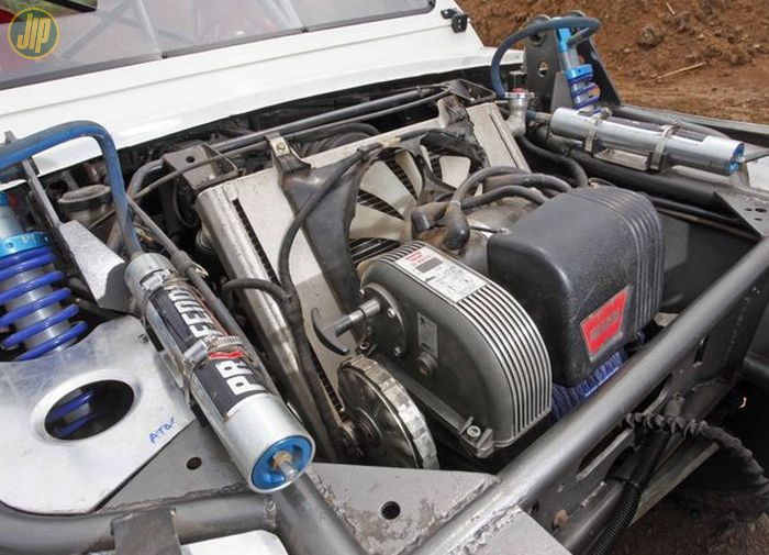 Posisi mesin G13B mundur 25 cm, ruang yang ada dipakai untuk memasang winch Warn 8274 M50 pada Suzuki Jimny ini.