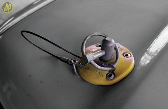Peran tali kawat pada pin hood ini semata-mata untuk memegangi pengunci, sehingga apabila kunci dibuka dari tempatnya tidak akan jatuh atau hilang.