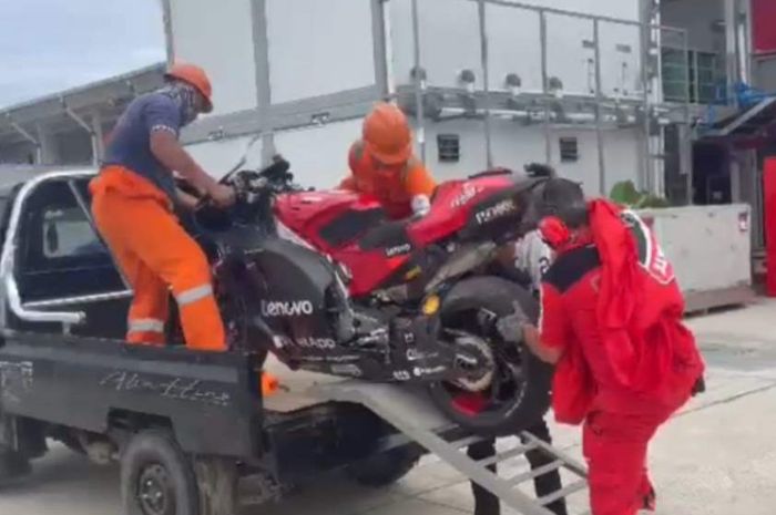 Motor Pecco Bagnaia diangkus usai crash di hari pertama tes MotoGP Mandalika