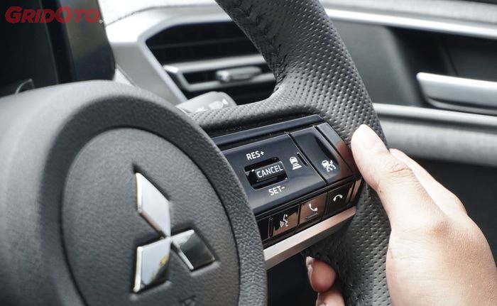 Tombol pengoperasian fitur Adaptive Cruise Control (ACC) Mitsubishi XForce.