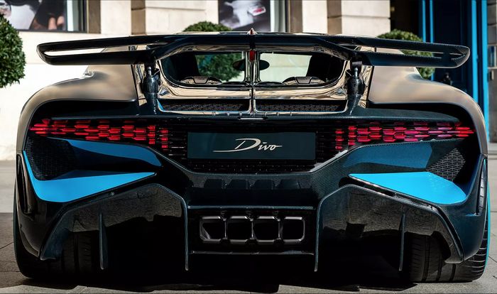 Area buritan Bugatti Divo terlihat luar biasa eksotis