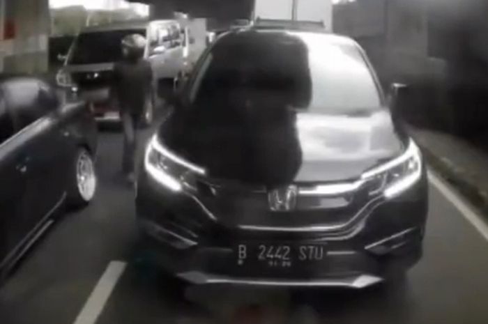 Kaca mobil terbuka pengendara ini jadi korban jambret