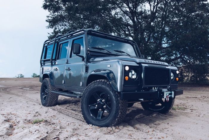 Restomod Land Rover Defender D110 hasil garapan E.C.D. Automotive Design