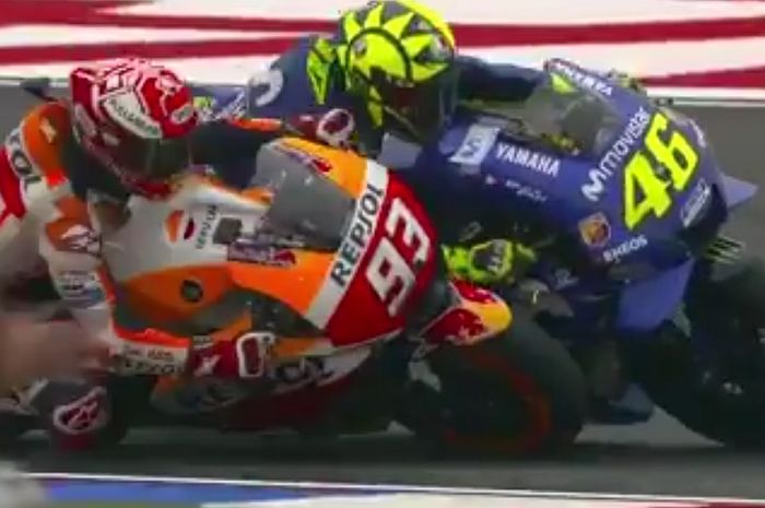Momen per detik gerakan Marc Marquez saat mendekati Valentino Rossi