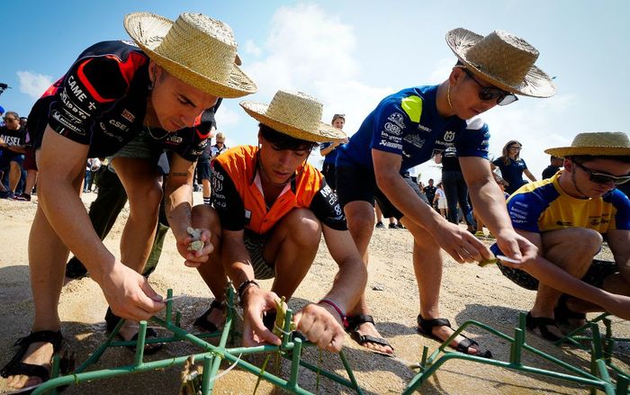 Pembalap MotoGP saat sedang meletakan bibit terumbu karang di Pantai Kuta Mandalika