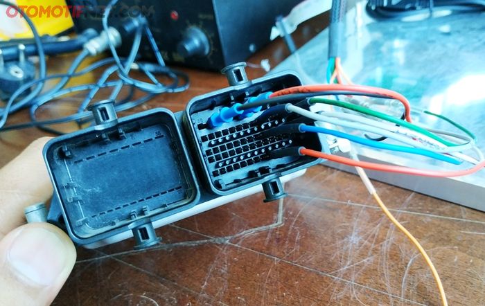 Posisi menyolokkan kabel ke pin ECU akan ditampilan di software setelah kode ECU atau jenis motor dimasukkan