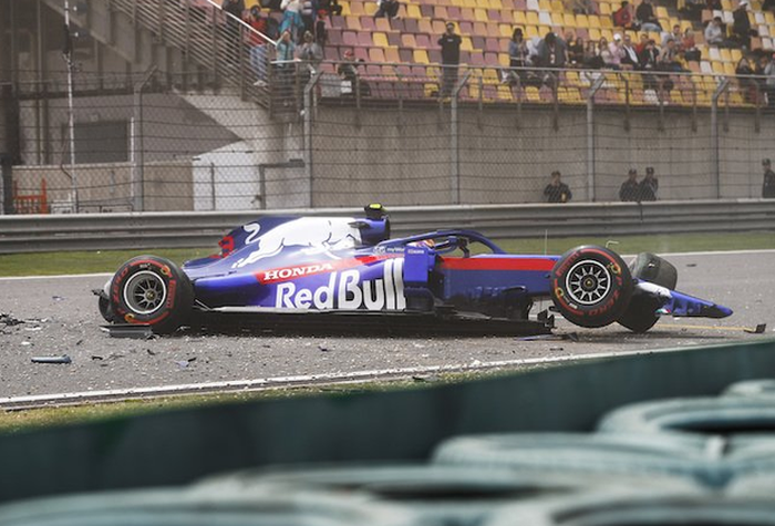 Albon yang melaju melebar usai tikungan terakhir kehilangan kontrol mobilnya dan menghantam dinding pembatas