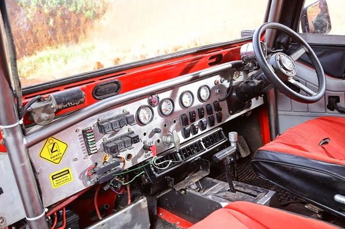 Interior Jeep CJ-7 sudah dicustom menggunakan aluminium, lengkap dengan indikator, switch tambahan dan terkesan mobil kompetisi