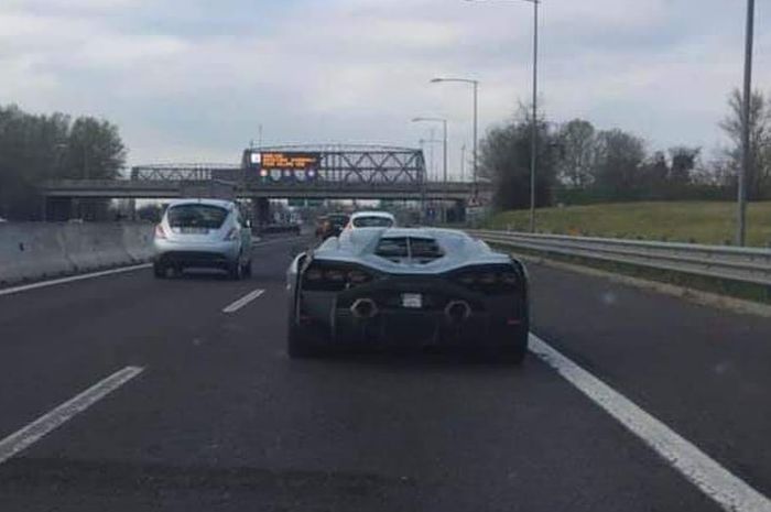 Lamborghini Sian FKP 37 tertangkap kamera sedang melaju di jalanan Kota Bologna, Italia