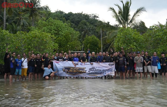 Tidak sekadar berkendara dan berwisata, komunitas JMC bersama Yamaha juga melakukan aksi sosial penanaman bibit pohon bakau di area pesisir