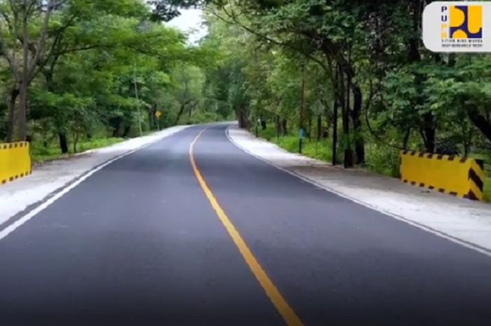 Marka kuning membujur atau horizontal di tengah jalan, sebagai identitas jalan nasional.