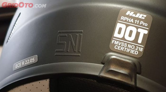 contoh helm yang menggunakan multi standard selain SNI, ada DOT dan ECE.