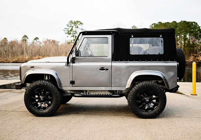 Restomod Land Rover Defender 90 diberi warna abu-abu cantik dan part off-road