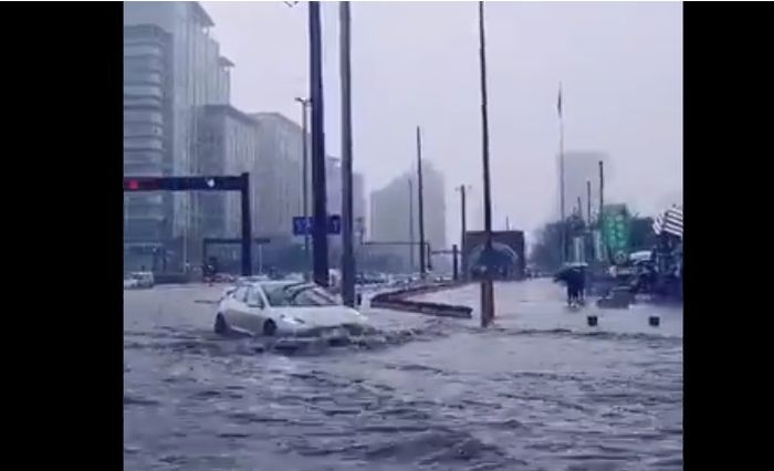 Cuplikan video Tesla Model 3 yang dipakai menerobos banjir