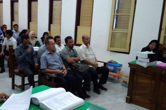 Para terdakwa korupsi saat menjalani sidang di PN Medan, (21/5/2018) 
