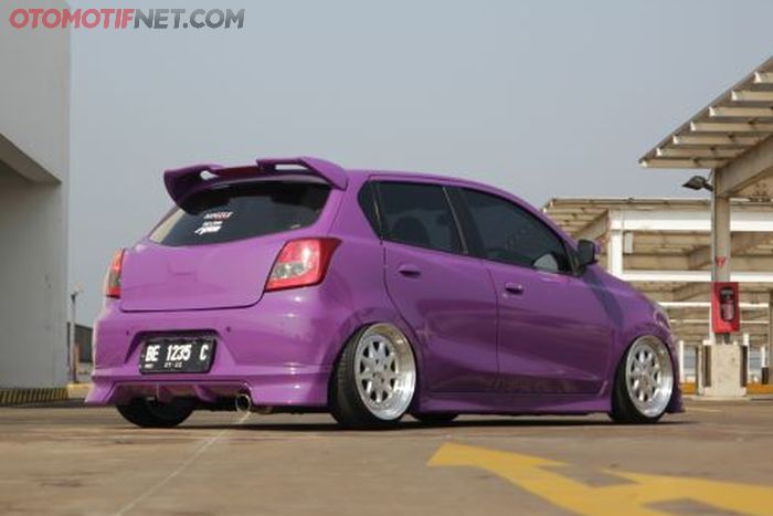 Datsun Go milik Aditia, sekujur bodi dibalut bodywrap Oracal warna ungu