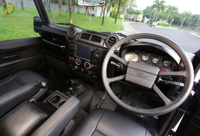 Interior Land Rover ini juga kena sentuhan modifikasi
