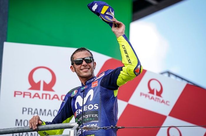 Valentino Rossi gajinya cuma bobo 2-3 jam saja sudah bisa boyong satu uni Yamaha NMAX