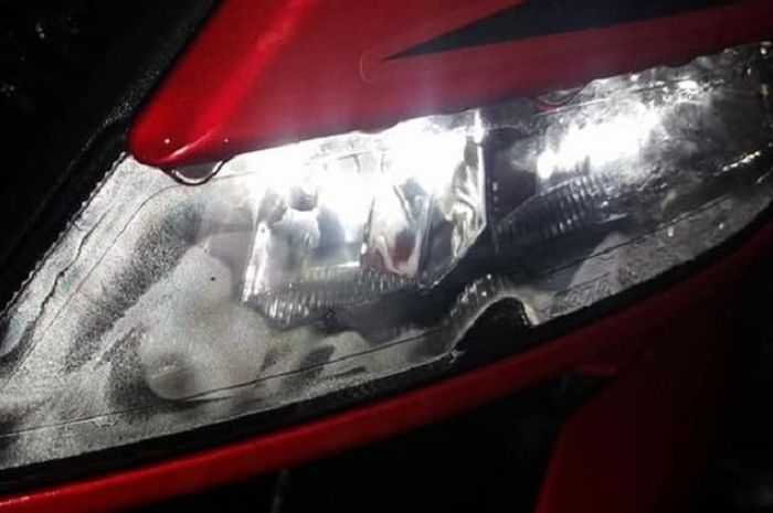 Ilustrasi mika lampu motor berembun.